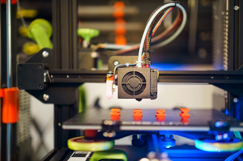 Close-up of a 3D printer nozzle moving inside the model during combing mode to reduce stringing